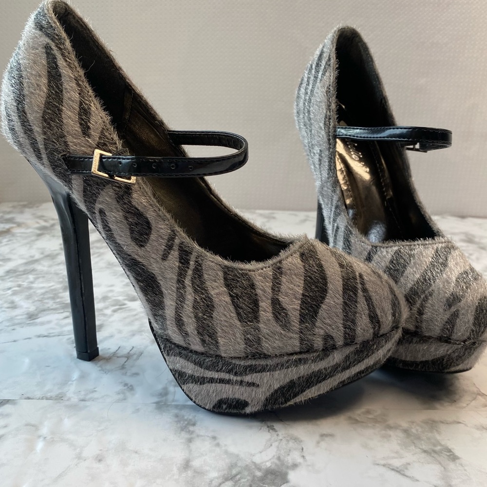 Breckelles Nikki-15 Fuzzy Gray & Black Zebra Tiger Platform 4 in Heels size 6.5